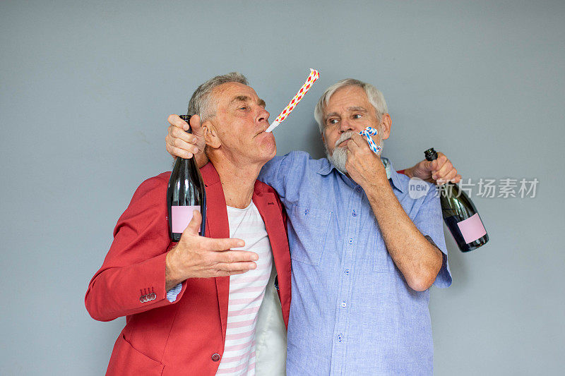 两位老人用香槟庆祝