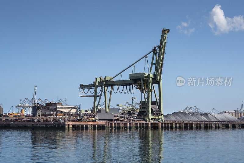 货物码头及起重机类型，散装货物、铁矿石、煤炭中转泊位