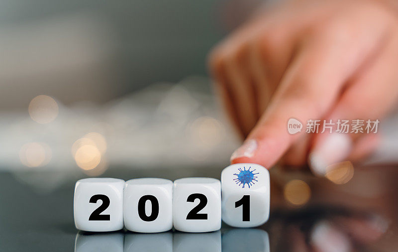 手转骰子，改变年份“2020”到“2021”