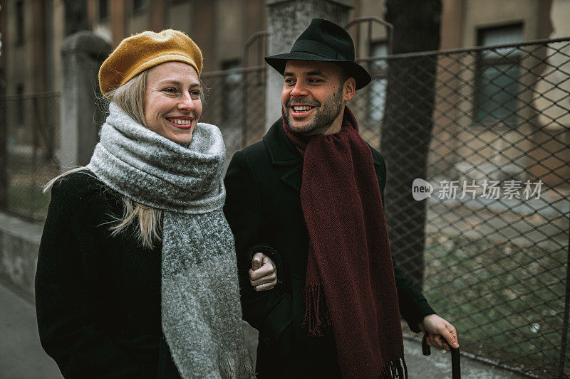 秋天的一天，一对年轻夫妇走在城市的街道上