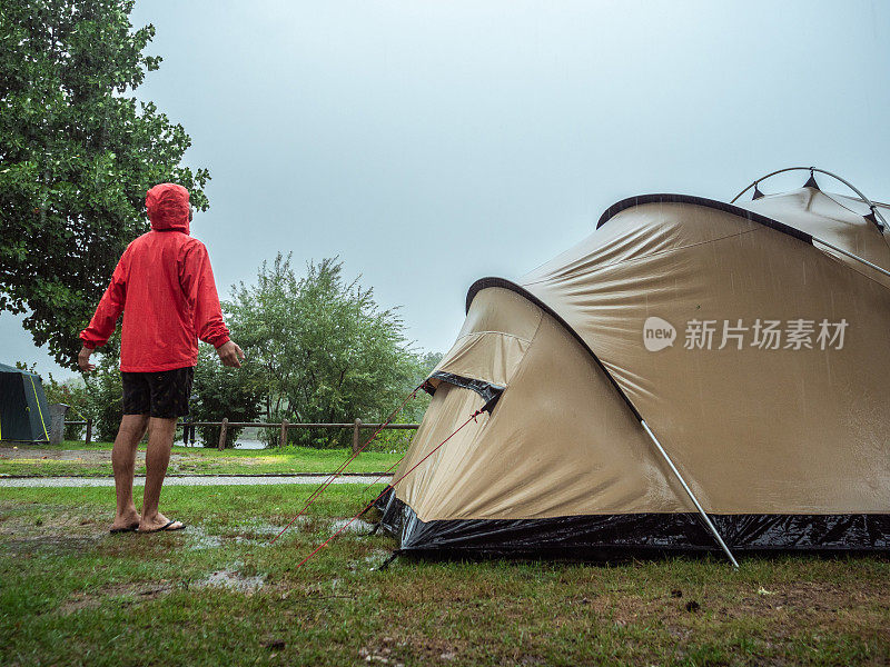 一名男子在露营时遭遇暴风雨