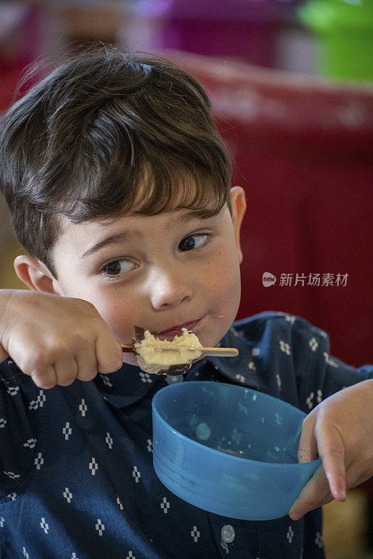 简单的快乐。小男孩在吃冰淇淋。