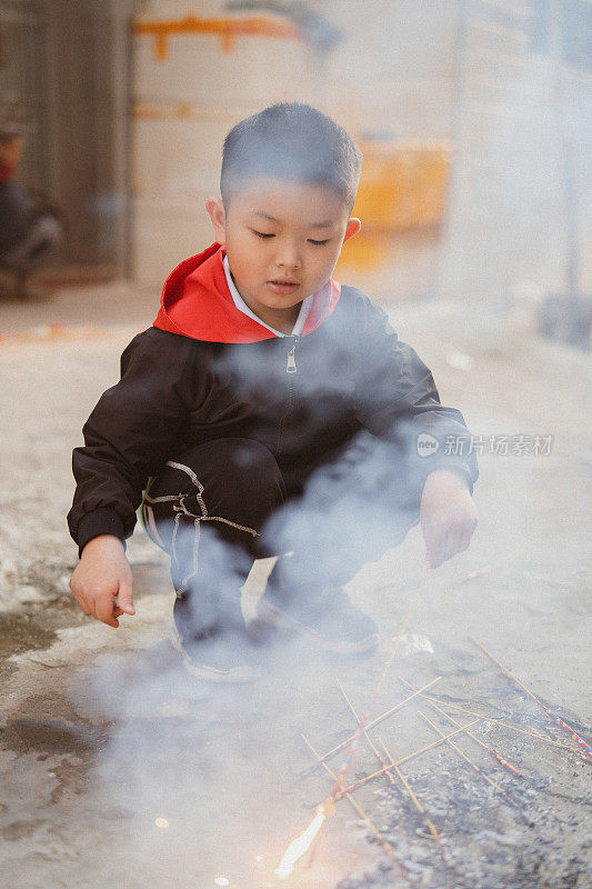 孩子烧烟花