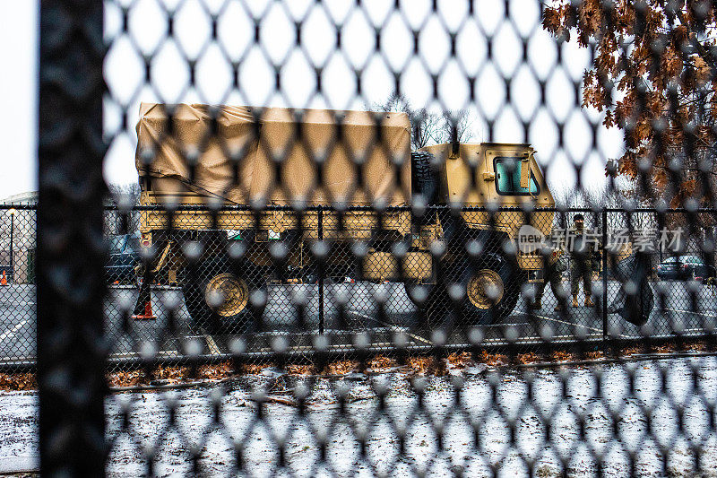 美国华盛顿特区——2020年2月14日:国民警卫队进入被安全围栏包围的国会山