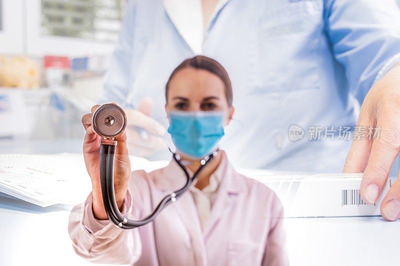 手持听诊器进行医学检查的女医生