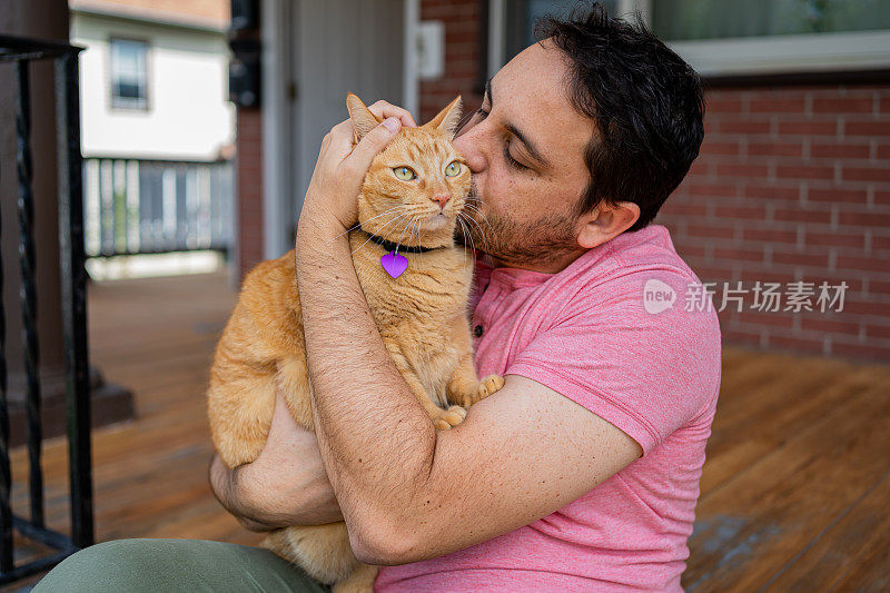 家里有只姜黄色猫的男人