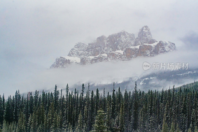 山脉景观-落基山脉周围班夫，阿尔伯塔，加拿大