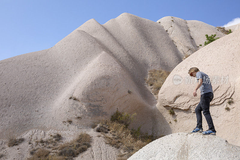 年轻人早晨徒步穿越沙丘