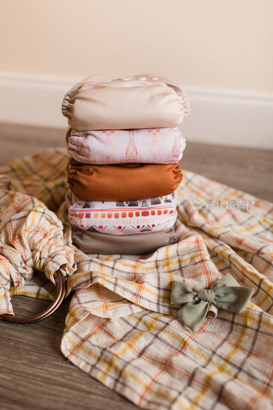 一个秋季堆叠的中性颜色的可重复使用的布尿布顶部的格子环吊带婴儿背带与鼠尾草绿色蝴蝶结
