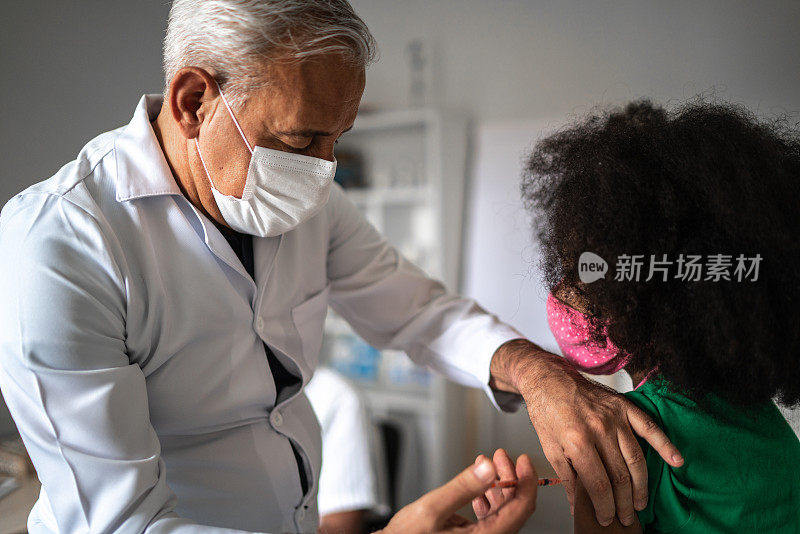 医生正在给一个小女孩病人注射疫苗