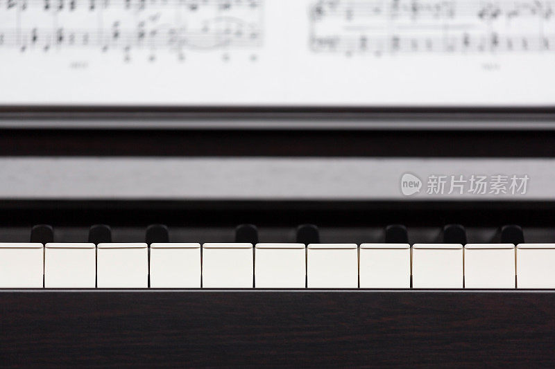 电子钢琴(clavinova)键和乐谱