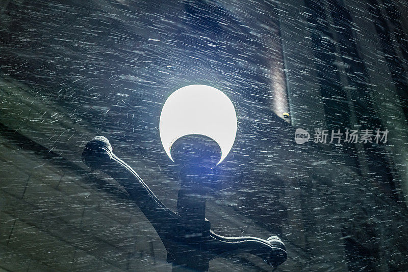 下雪时夜里的路灯