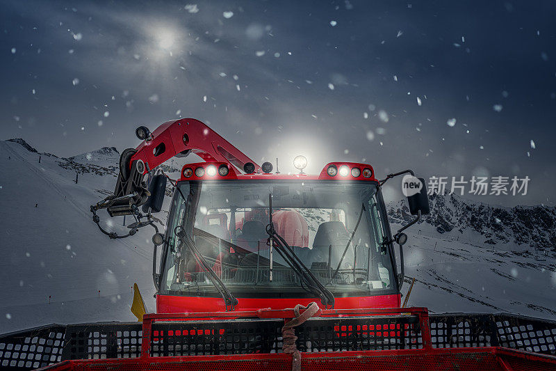 在奥地利的雪地车修整滑雪坡道