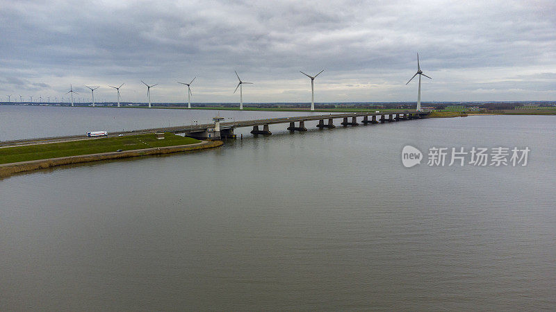 鸟瞰Ketelbrug和高速公路A6在Ketelmeer和IJsselmeer在荷兰。