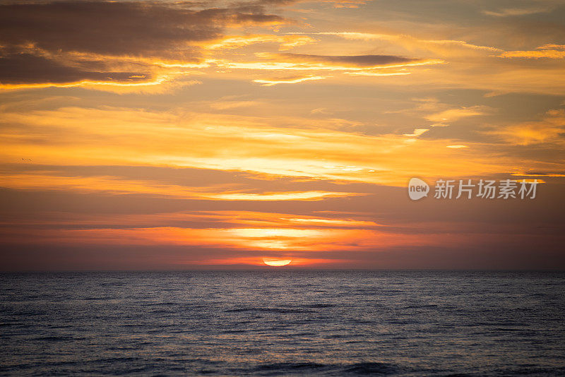 壮丽的日出在海上