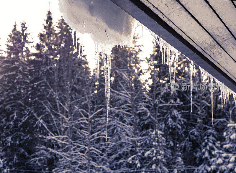 屋顶排水沟，雪和冰柱。