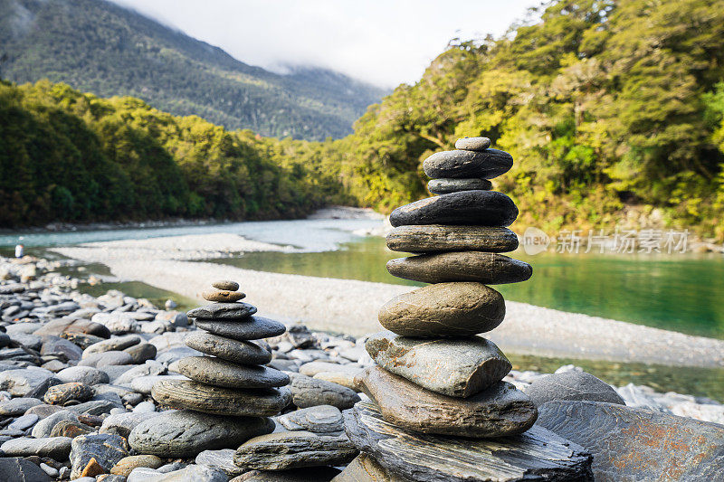 那堆石头上的平衡的扁平的石头。