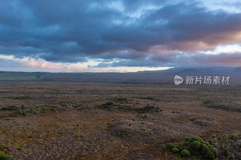 黎明时分，在前往新西兰国家公园鲁阿佩胡山的路上