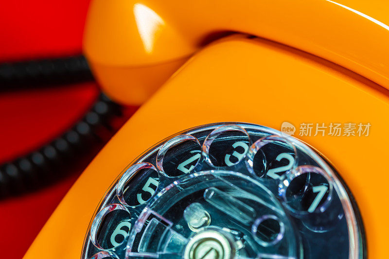 老橙色电话，特写