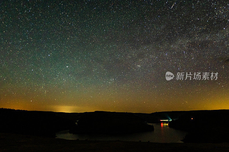 遥远的威尔士乡村上空的昏暗星空