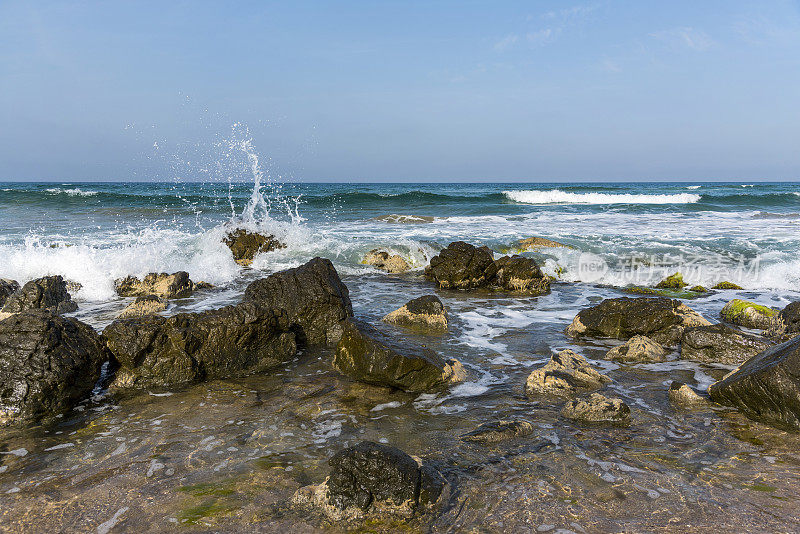 土耳其的海浪拍打着海岸。