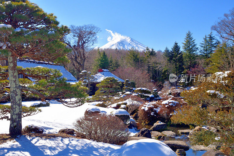 白雪皑皑的富士山和茅草屋顶:山梨县大野hakkai的景色