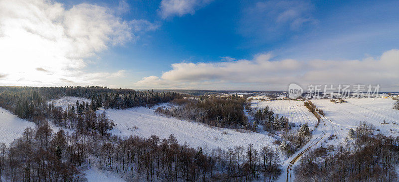白雪覆盖的田野和森林，冬季景观的全景。