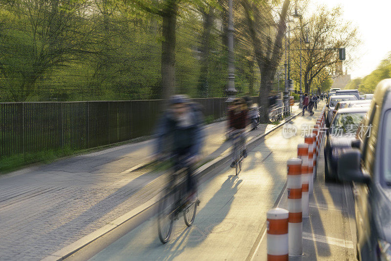 骑自行车穿过城市的自行车道