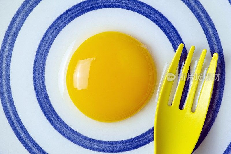 螺旋盘上有蛋黄和黄色塑料叉。