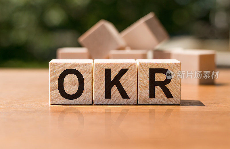 OKR字写在木板上。目的关键结果的缩写