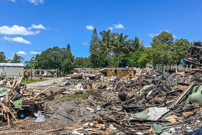 在拖车公园的人造移动房屋完全被自然灾害摧毁