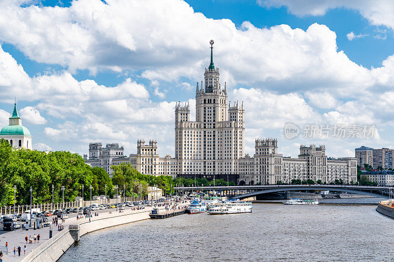 莫斯科的莫斯科河堤。背景是斯大林主义的摩天大楼“Kotelnicheskaya堤楼”。