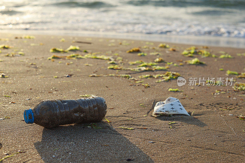 环境污染和海滩上的塑料垃圾，海洋唾液和粘液