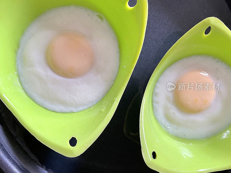 全框绿色，有机硅鸡蛋的偷猎者含有煮熟的鸡蛋在煎锅的热水，升高的看法
