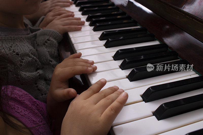 在线钢琴课上的音乐儿童。