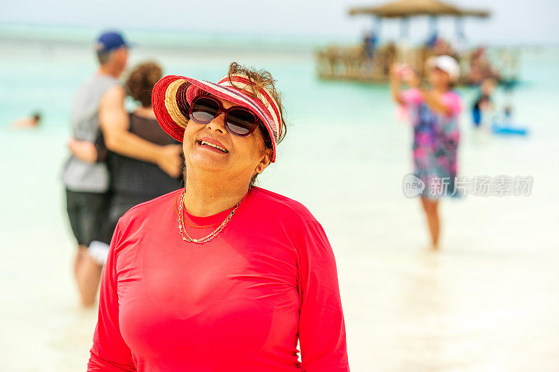 加勒比海海滩上的西班牙裔老年妇女