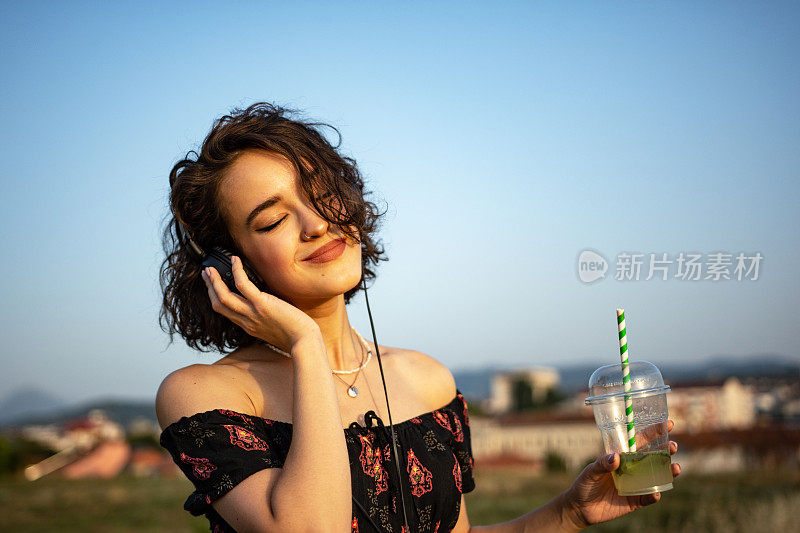 美丽的年轻女子在户外享受清凉