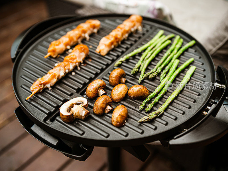 烤架上的鸡肉串和蔬菜