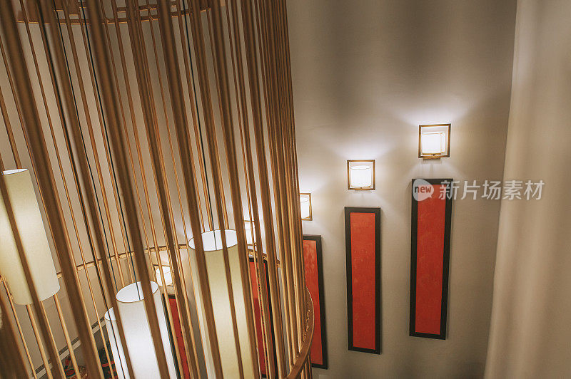 室内画廊墙上有LED灯，中国书法框和竹签