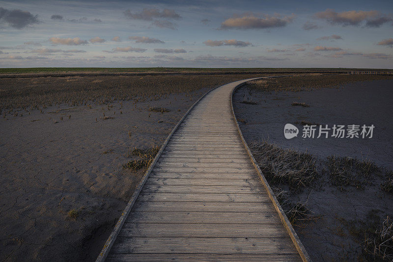 木堤在波涛汹涌的海上