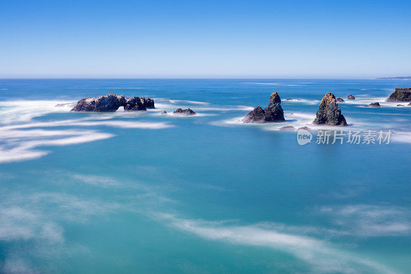 海洋牧场，加利福尼亚索诺玛海景，长曝光，海蚀柱在太平洋