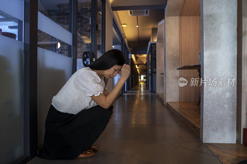 中年女商人在办公室看起来压力很大