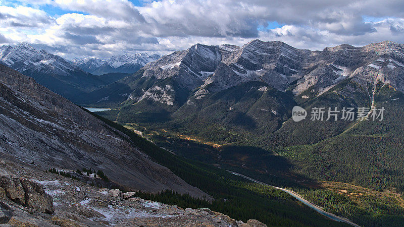 加拿大阿尔伯塔省坎莫尔附近的落基山脉，瀑布湖水库被森林包围，秋天从哈灵山顶俯瞰山羊山脉。