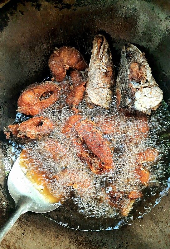 用平底锅煎黑鱼。