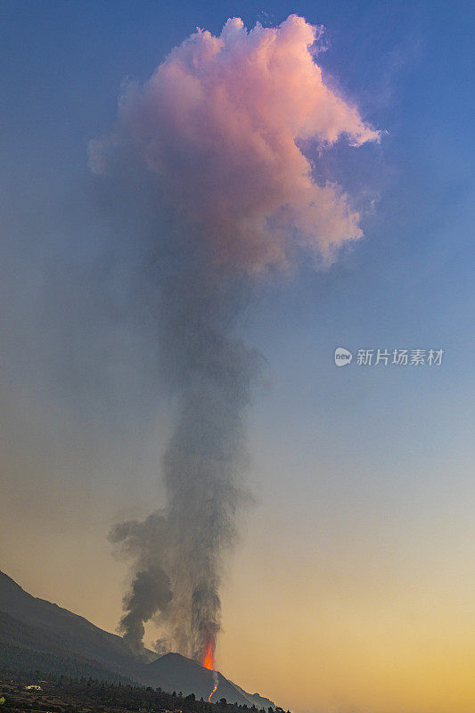 康伯里Vieja火山爆发。火山锥和火山炸弹向黎明山移动，大量的气体和岩石形成垂直的双柱。