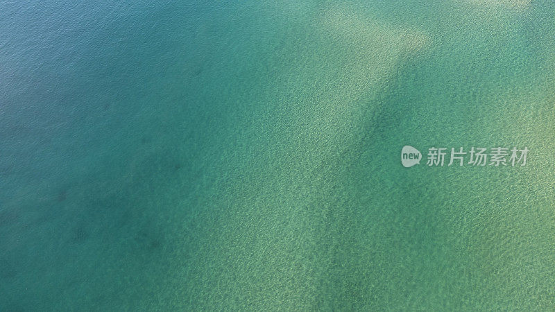清澈的海水在伯利海滩，黄金海岸，澳大利亚昆士兰州