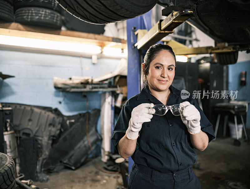 墨西哥女技工在她的商店