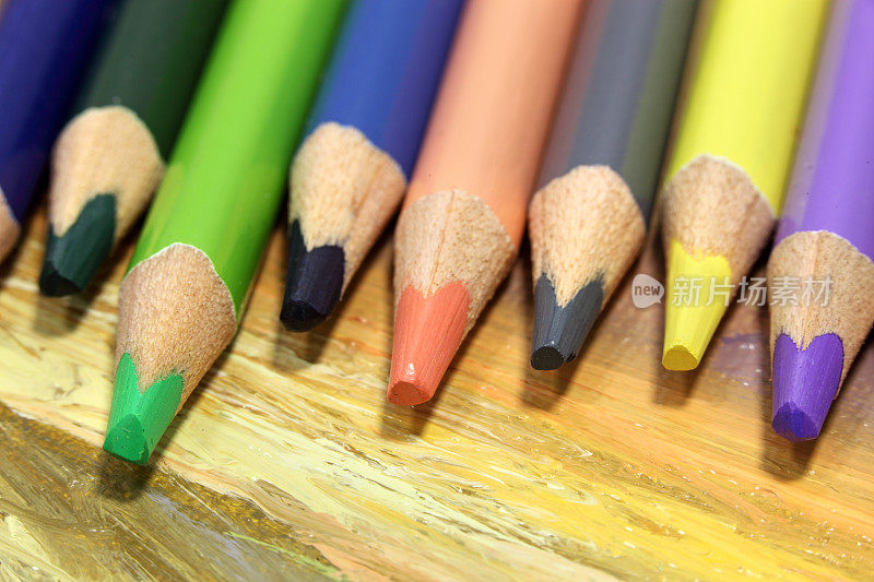 彩色铅笔。
