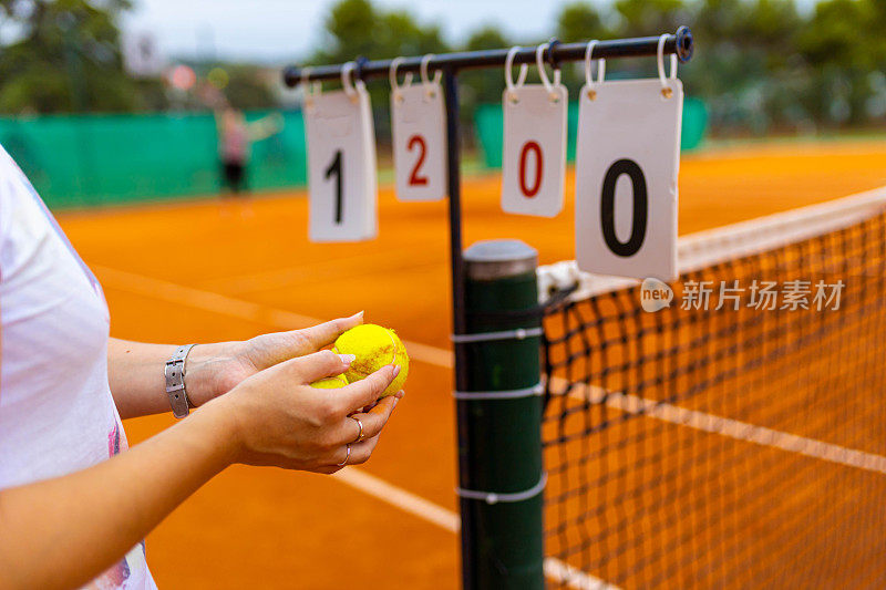 网球比赛中，记分牌前一位不认识的女裁判