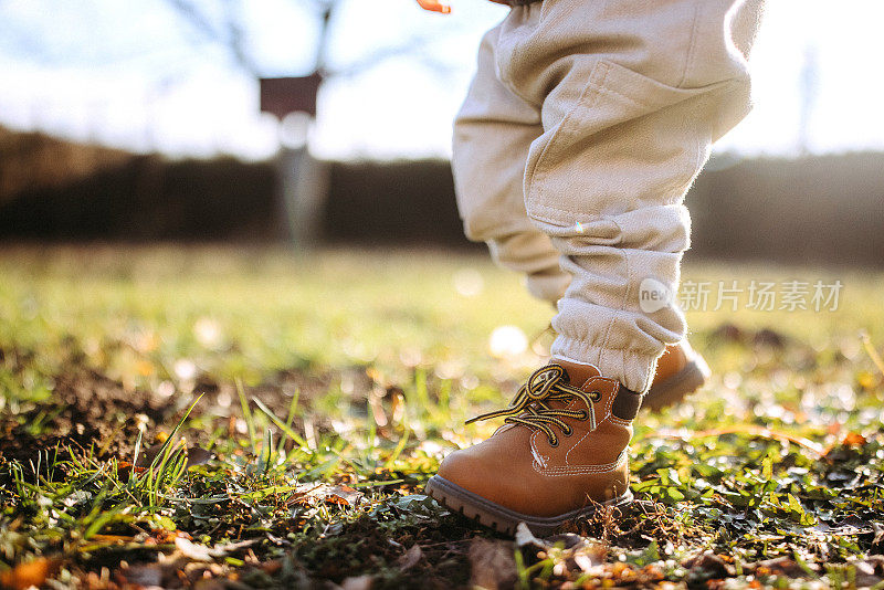 在公园里穿着靴子的认不出来的小男孩